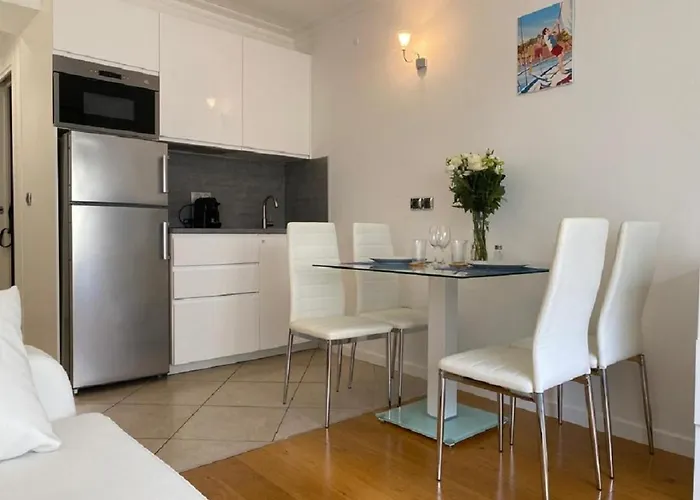 Sunny Studio With Balcony And Ac Near The Sea דירה *