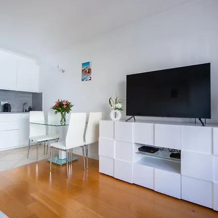 Sunny Studio With Balcony And Ac Near The Sea * نيس