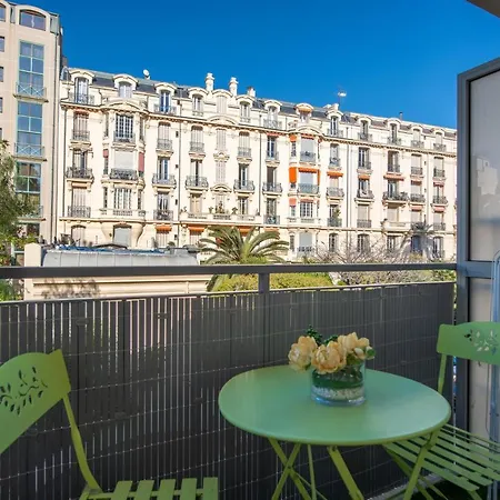 Sunny Studio With Balcony And Ac Near The Sea شقة